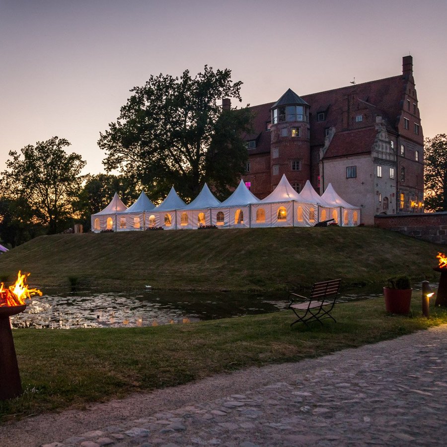 Schloss Ulrichshusen in der Abenddämmerung mit Pagodenzelten, Mecklenburg Vorpommern Feier am Schloss Ulrichshusen bei Dämmerung