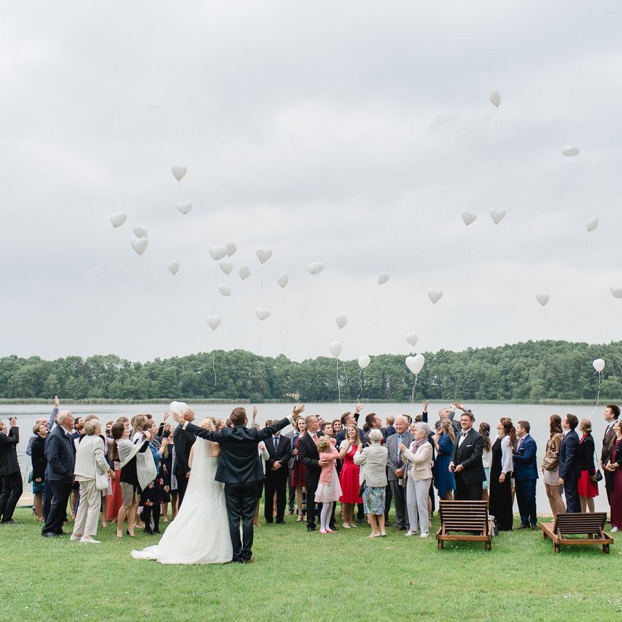 Hochzeitsgesellschaft am See Hochzeitsgesellschaft am See