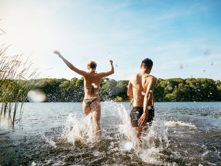 Paar im See von Ulrichshusen an der Mecklenburgischen Seenplatte