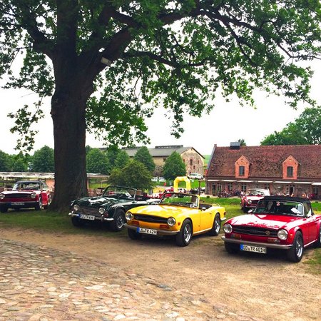 Oldtimer Ausfahrt zum Schloss Ulrichshusen - hier im Schlosshof zum Fotoshooting Oldtimer im Schlosshof Mecklenburg Vorpommern