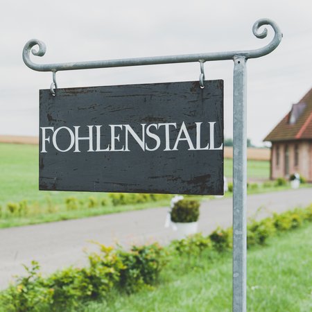 Schild Fohlenstall - Raum für Trauungen auf dem Schloss & Gut Ulrichshusen