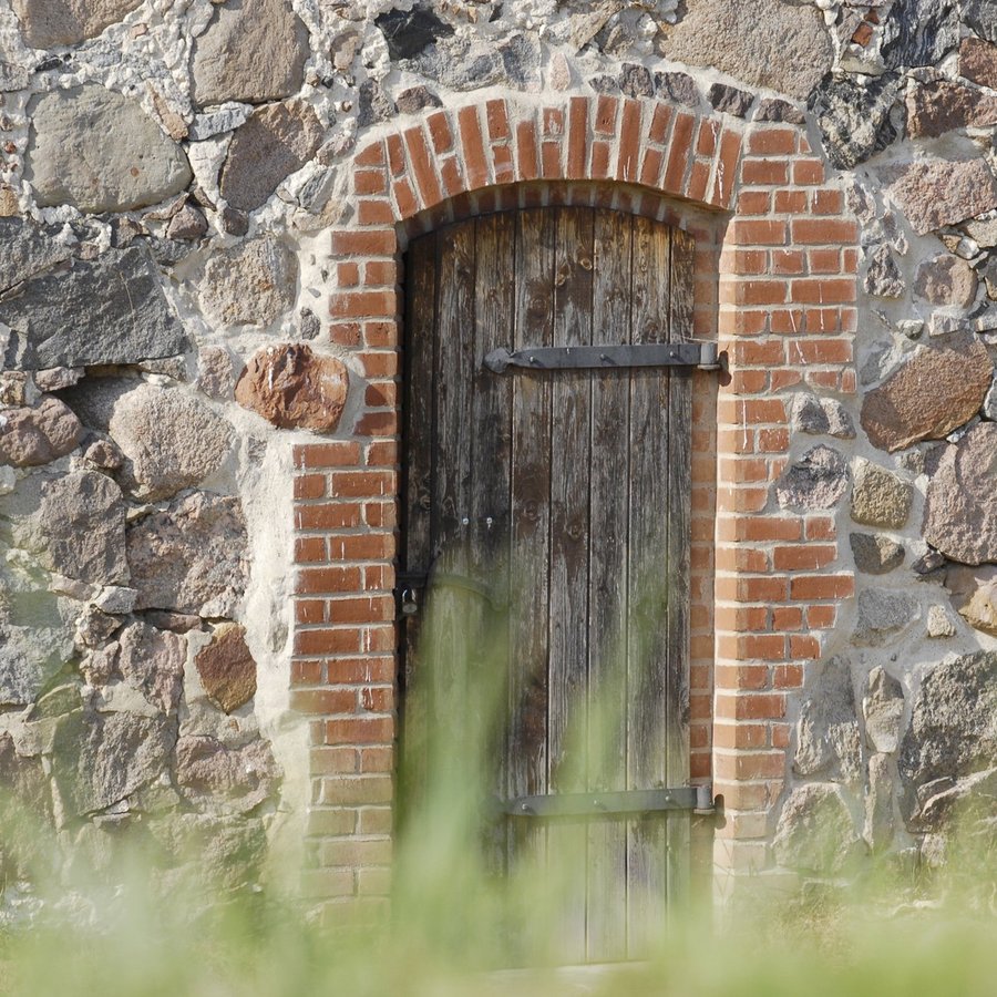 alte Tür in Schlossmauer alte Tür in Schlossmauer
