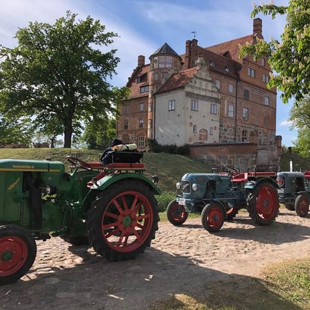 Oldtimer Trekker-Ausflug zum Schloss Ulrichshusen Tagesausflug zum Schloss Ulrichshusen mit kulinarischer Verschnaufpause